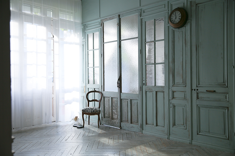 西側b ミントグリーン壁の部屋 シャビーな白床 Studio Lamomo Group スタジオ ラモモグループ